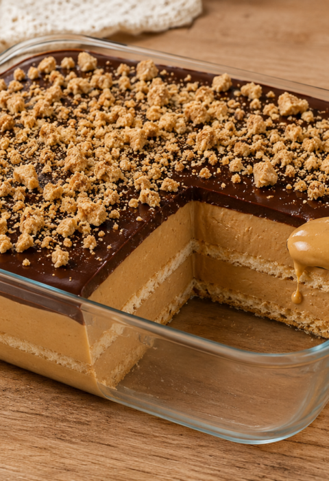 Pavê cremoso de paçoca com ganache de chocolate meio amargo em refratário de vidro com fatia removida mostrando as camadas